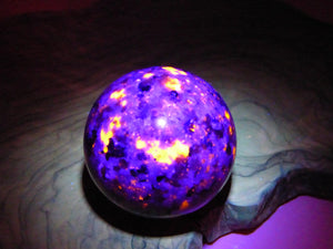 Yooperlith / Sodalith-Syenit UV-AKTIV ~ Magische Edelstein Kugel Massage & Deko Sphere Crystal Spielkugel Meditation ~HIPPIE Heilstein