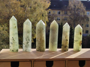 Prehnit ~ grün schwarz nadeln natürlich Kristall Point Obelisk Magische Edelstein Deko Massagestab Crystal HIPPIE GOA Heilstein Naturschatz