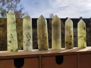 Prehnit ~ grün schwarz nadeln natürlich Kristall Point Obelisk Magische Edelstein Deko Massagestab Crystal HIPPIE GOA Heilstein Naturschatz