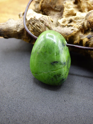 Kanada Jade ~ Edelstein Kette HIPPIE GOA Boho Ethno Natur Heilstein Rarität Kristalle Schmuck Anhänger Natur Stein Geschenk grün