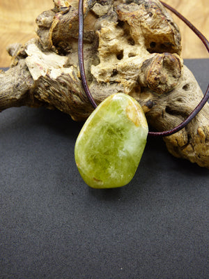 Granat grün (Grossular) - Edelstein Kette HIPPIE GOA Boho Ethno Natur Heilstein Rarität Kristalle Schmuck Anhänger Natur Stein Geschenk