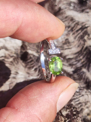 Peridot Ring - 925 Silber verstellbare Größe Edelstein Heilstein grün Edel Energie Kraft Schmuck Hochwertig Rarität Geschenk Frau Freundin